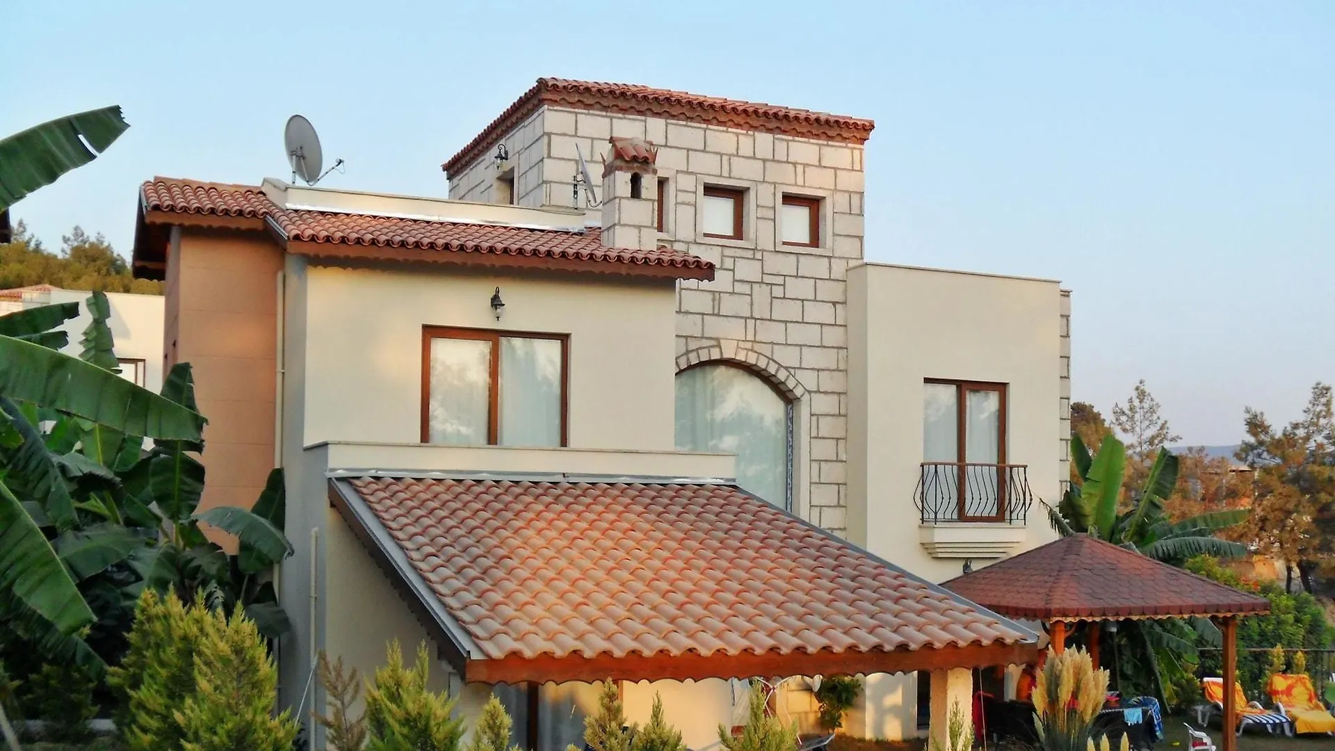 Spacious 4-Bedroom House In Kusadasi With Swimming Pool And Several T شقة