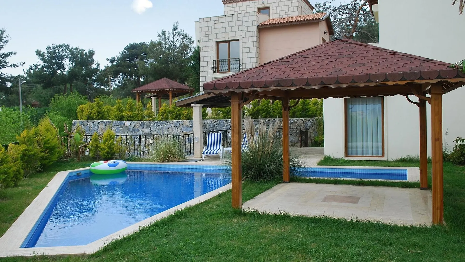 Spacious 4-Bedroom House In Kusadasi With Swimming Pool And Several T شقة